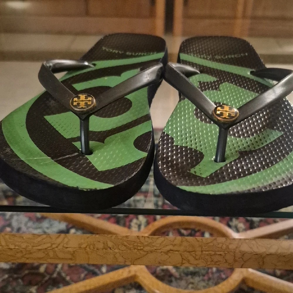 TORCH BURCH Black N NAVYSANDALS  BOGO   FREE GRREN TORY WALLET WITH PURCHASEFLOP - Picture 3 of 3